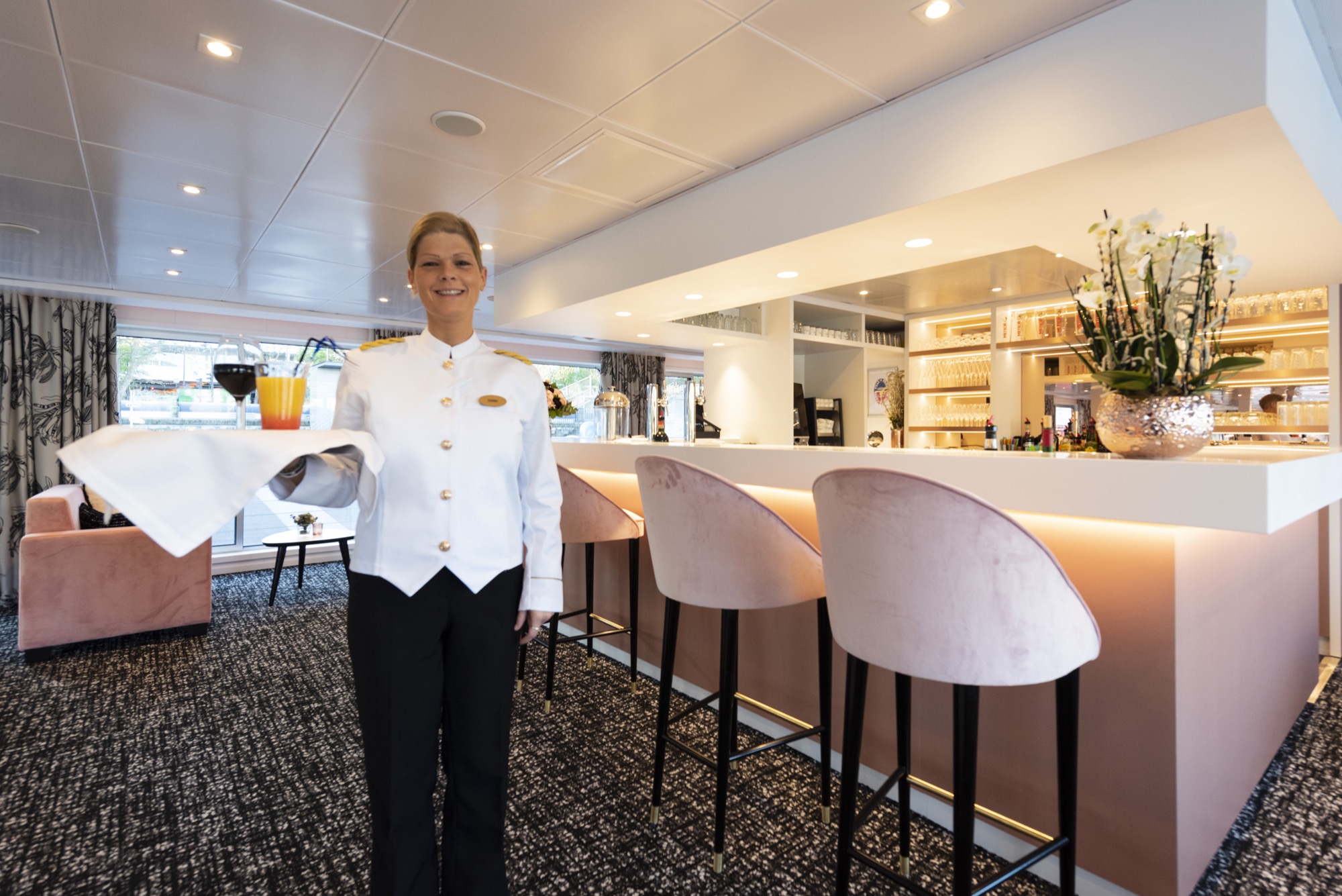 CroisiEurope MS Renoir Salon Bar 2.jpg